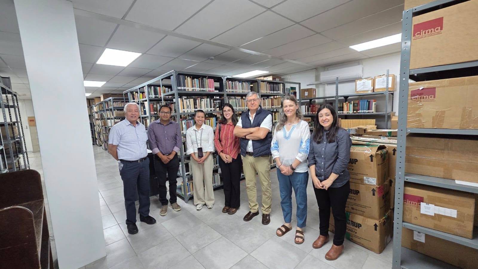 Equipo de FLACSO Guatemala entre las estanterías del Centro de Documentación